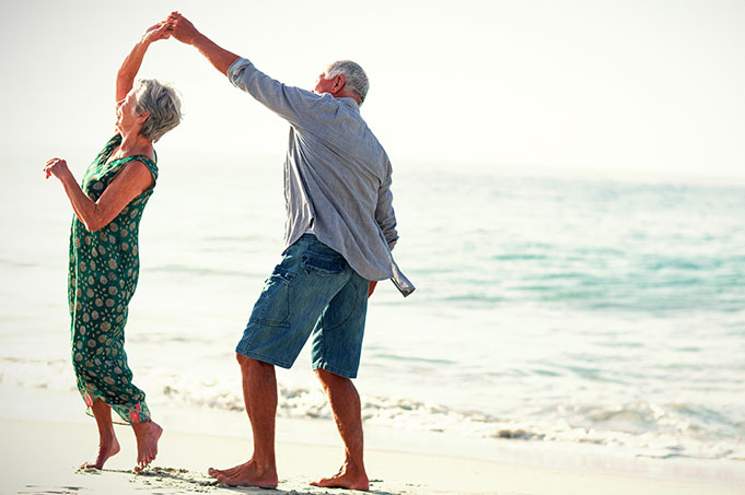 Meneer en mevrouw dansend op het strand
